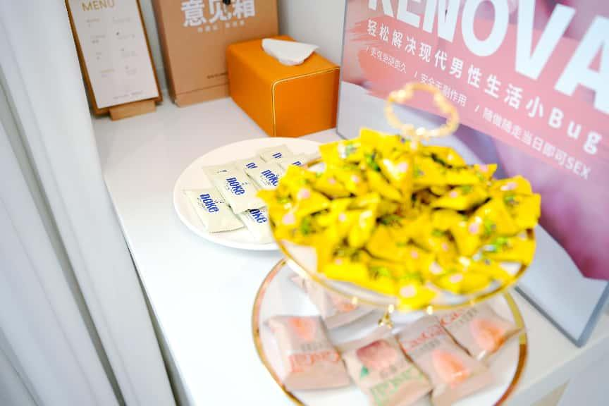 男士坐在办公桌前揉眉心放松