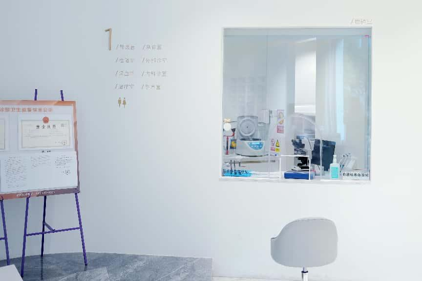 整洁的独立男科检查室